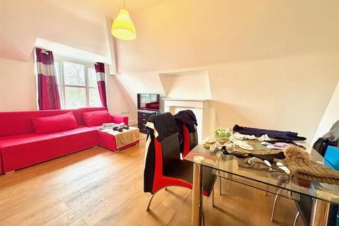 1 bedroom in a house share to rent, Holland Road, Kensington, W14