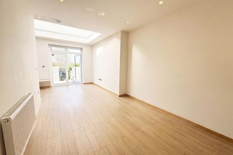 4 bedroom terraced house to rent, Hamilton Road, London, NW11