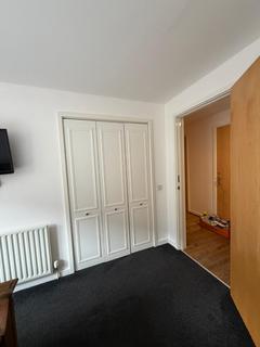 2 bedroom flat to rent, 1/5