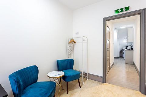Studio to rent, Bond Street, Ealing, London, W5