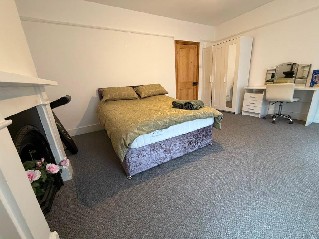 Bedroom, fireplace