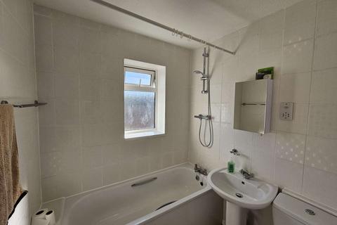 3 bedroom semi-detached house to rent, Luton LU4