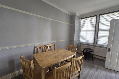 4 bedroom house to rent, Victoria Road, Barnet