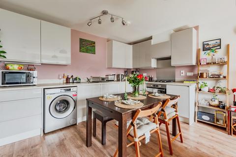 2 bedroom apartment for sale, Somerville Crescent, Redhill