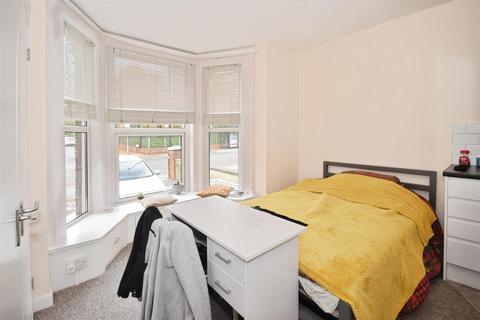 Studio to rent, Worple Road, Wimbledon SW19