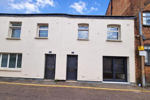 Studio to rent, Colina Mews, London