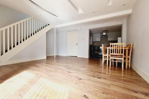 Studio to rent, Colina Mews, London