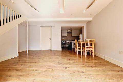 Studio to rent, Colina Mews, London