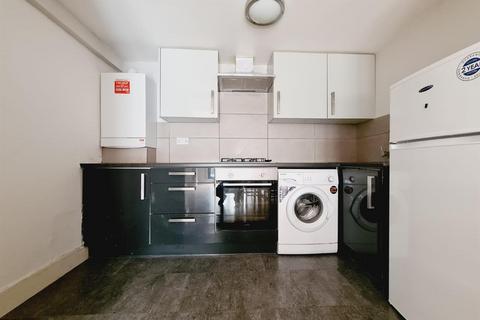 Studio to rent, Colina Mews, London