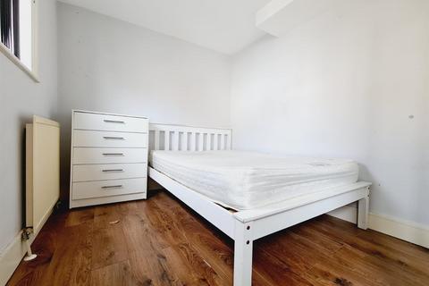 Studio to rent, Colina Mews, London