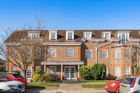 2 bedroom retirement property for sale, Farmery Court, Castle Village, Berkhamsted, Hertfordshire, HP4