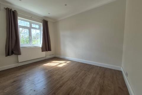 2 bedroom flat to rent, Waverley Court, EN2