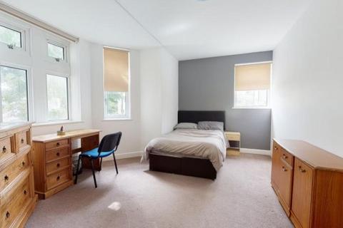 4 bedroom house share to rent, Whitfield house