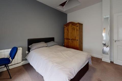 4 bedroom house share to rent, Whitfield house