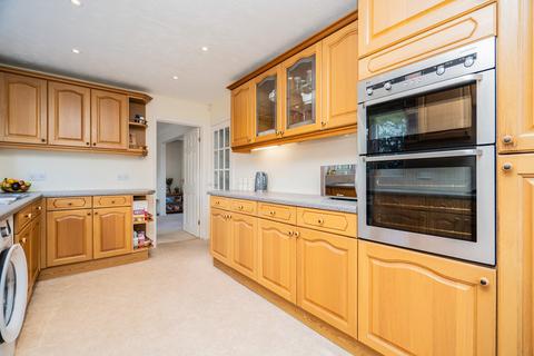 4 bedroom detached house for sale, Whalley Drive, Bletchley, Milton Keynes, MK3