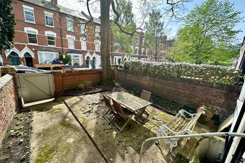 Studio to rent, London NW8