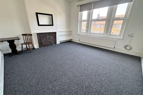 3 bedroom flat to rent, TURNPIKE LANE, N8