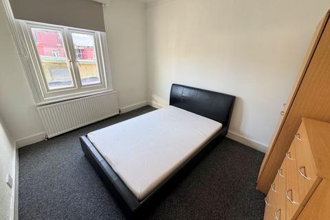3 bedroom flat to rent, TURNPIKE LANE, N8