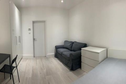 Studio to rent, The Grove, Finchley Central N3