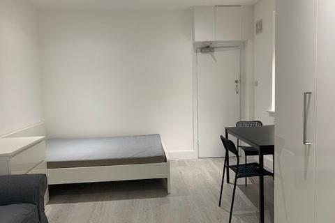 Studio to rent, The Grove, Finchley Central N3