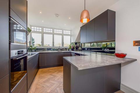 3 bedroom flat for sale, Parkside Gardens, London, SW19