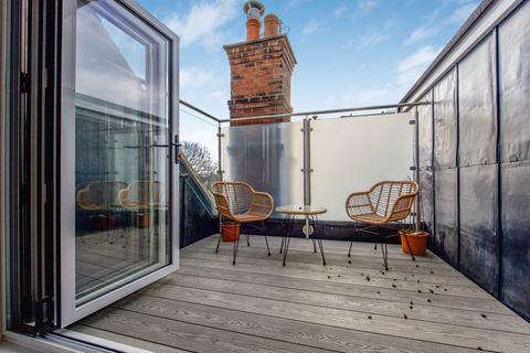 3 bedroom flat for sale, Parkside Gardens, London, SW19