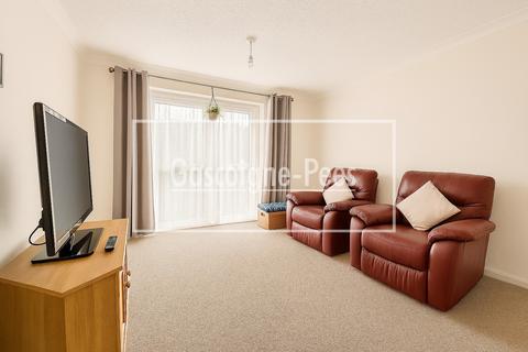 1 bedroom house to rent, Chichester Court, Slough, SL1