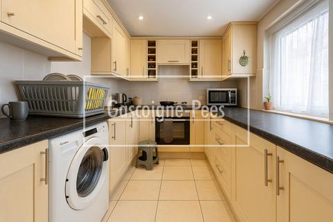 1 bedroom house to rent, Chichester Court, Slough, SL1