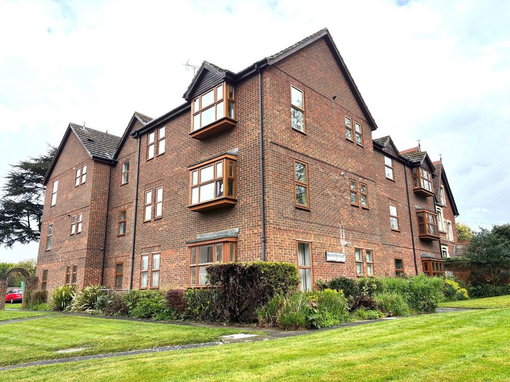 Rochester Court, Rochester Avenue... 2 bed flat - £1,200 pcm (£277 pw)