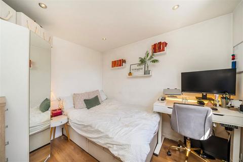 2 bedroom flat for sale, Wilcox Close, London SW8
