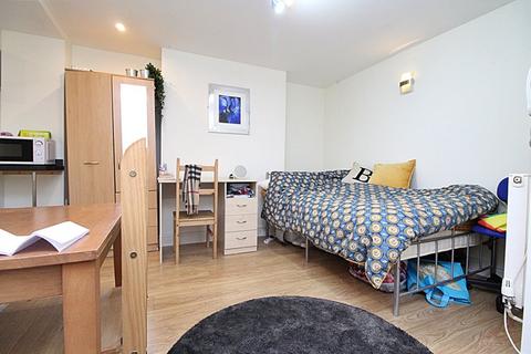 Studio to rent, Woodville Rd, Cardiff CF24