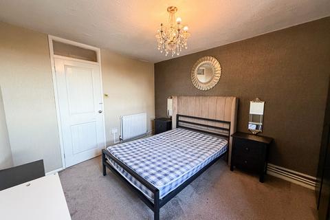 2 bedroom flat to rent, Grantham Road, Twelve Acre House Grantham Road, E12