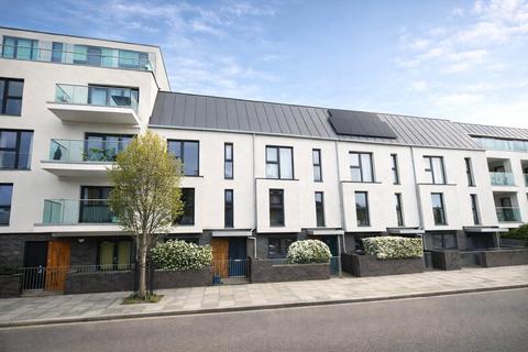 4 bedroom terraced house to rent, Richmond Road, London, E8