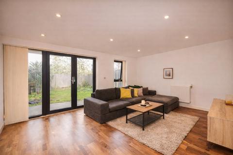4 bedroom terraced house to rent, Richmond Road, London, E8