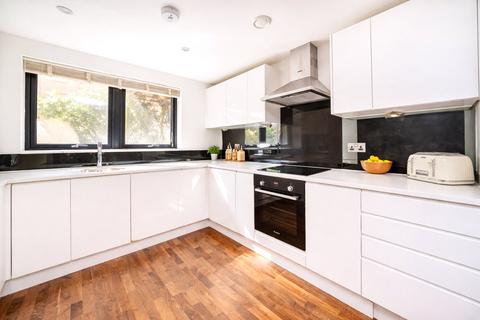 4 bedroom terraced house to rent, Richmond Road, London, E8