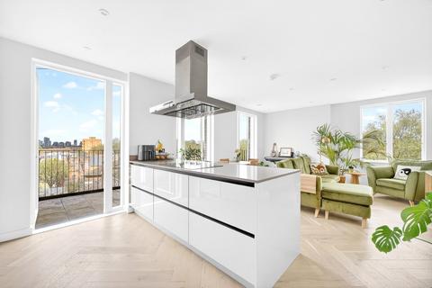 3 bedroom flat to rent, Holly Tree Apartments, Layard Road, London