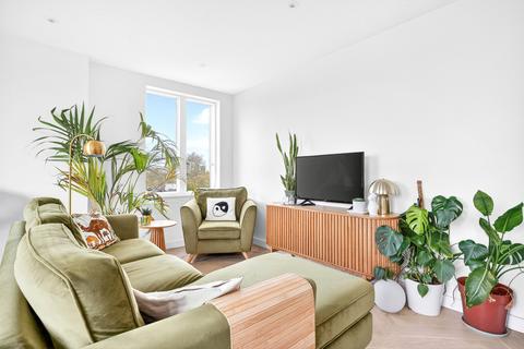3 bedroom flat to rent, Holly Tree Apartments, Layard Road, London