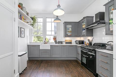 3 bedroom maisonette to rent, Forburg Road, London