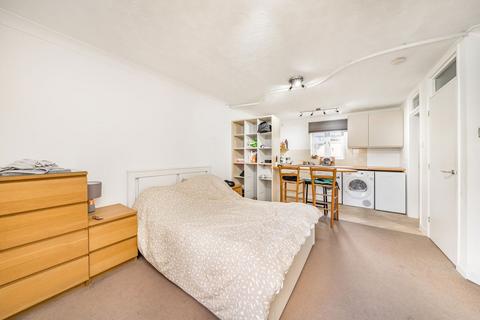 Studio to rent, Lodgehill Park Close, Harrow HA2