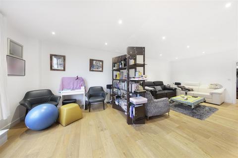 3 bedroom penthouse to rent, Waleorde Road, London SE17
