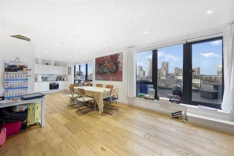 3 bedroom penthouse to rent, Waleorde Road, London SE17