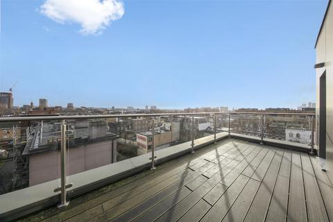 3 bedroom penthouse to rent, Waleorde Road, London SE17
