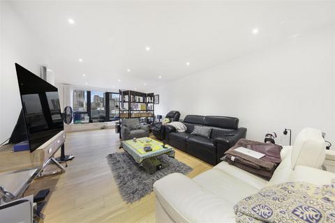 3 bedroom penthouse to rent, Waleorde Road, London SE17