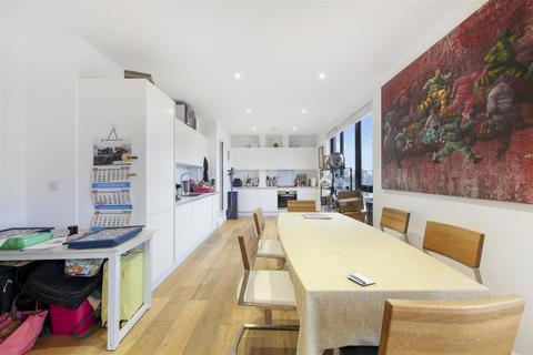 3 bedroom penthouse to rent, Waleorde Road, London SE17