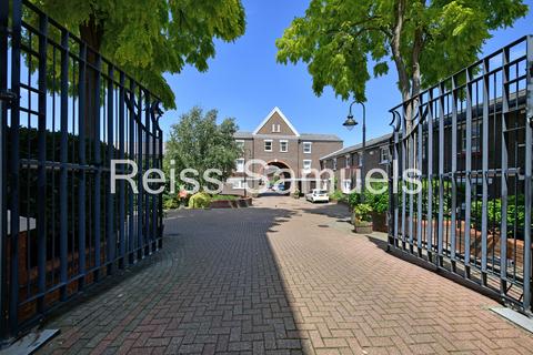 6 bedroom terraced house to rent, Lockesfield Place, Isle of dogs, London E14