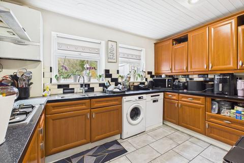 4 bedroom terraced house to rent, Harewood Gardens, South Croydon