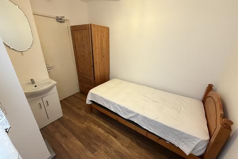 3 bedroom house share to rent, Dunstable Road, LUTON, LU4