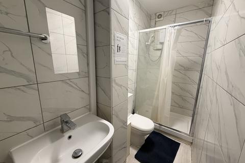3 bedroom house share to rent, Dunstable Road, LUTON, LU4