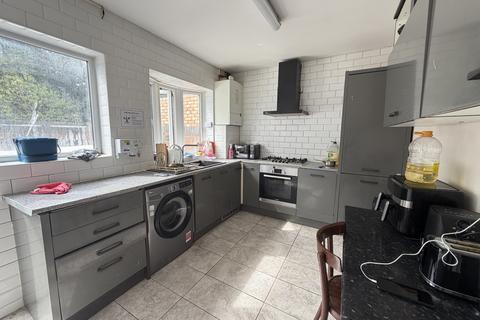 3 bedroom house share to rent, Dunstable Road, LUTON, LU4