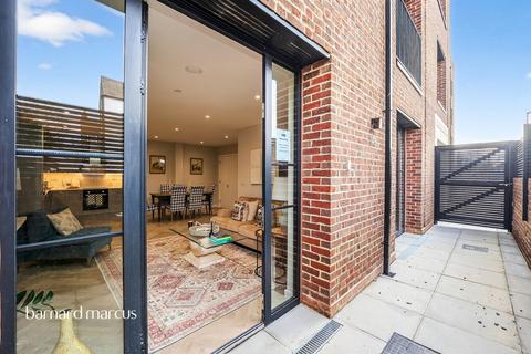 1 bedroom flat for sale, Fallsbrook Road, London
